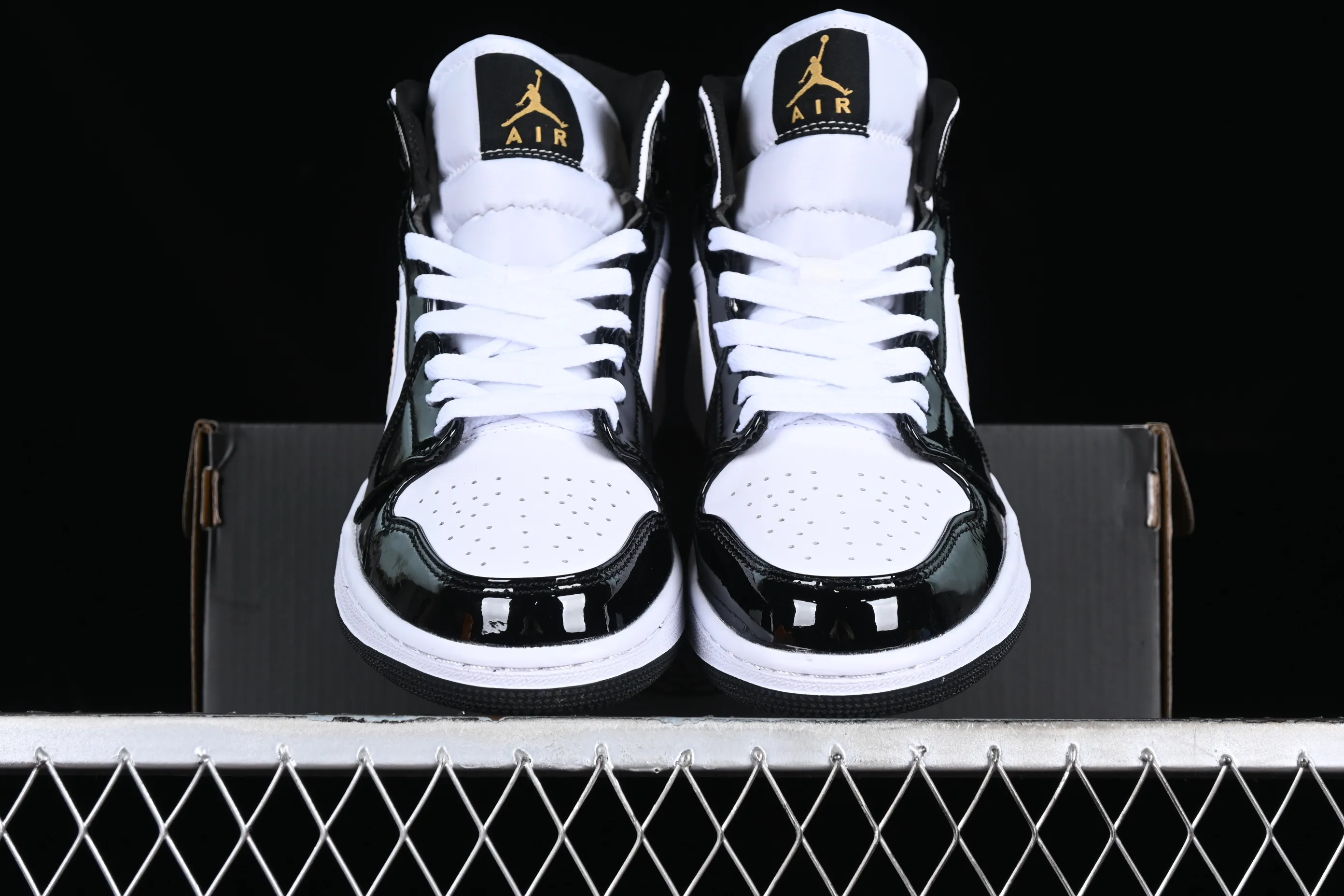 All categories Air Jordan Jordan series basketball shoes Air Jordan 1 Mid Air Jordan 1 Mid SE AJ1 Joe 1 small black gold patent leather mid-top basketball shoes 852542-007